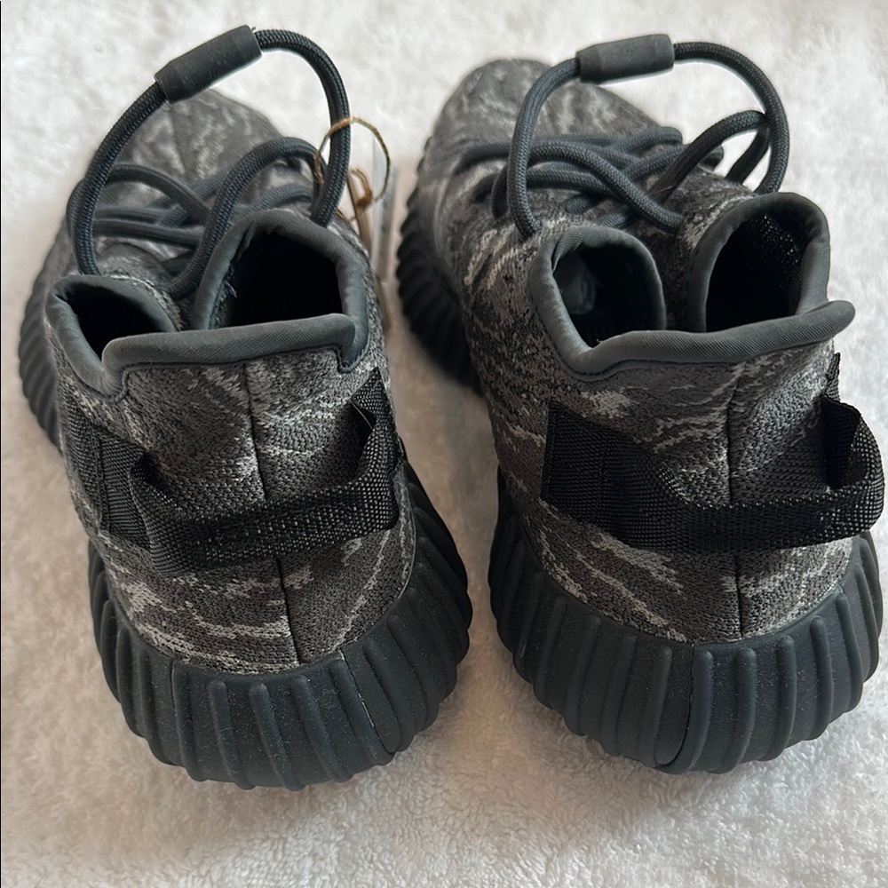 NWT Adidas Adult Yeezy Boost 350 V2 - Black and Gray - Picture 3 of 7